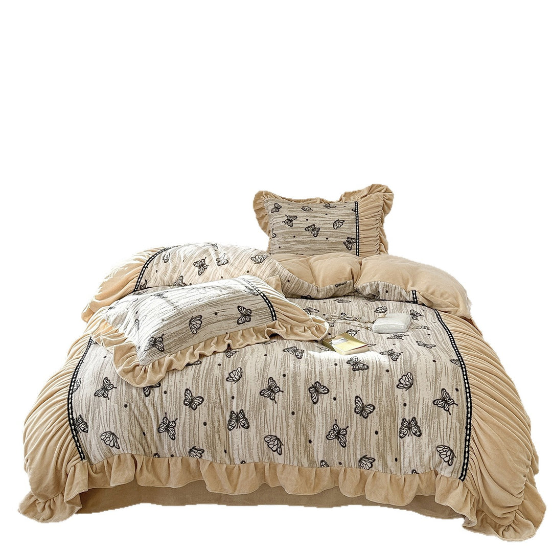 Quilted bedding set with butterfly design, ruffle and fleece finish