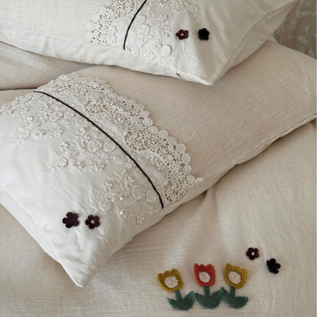 Bedding set in linen look with embroidered lace border and fine embroidery