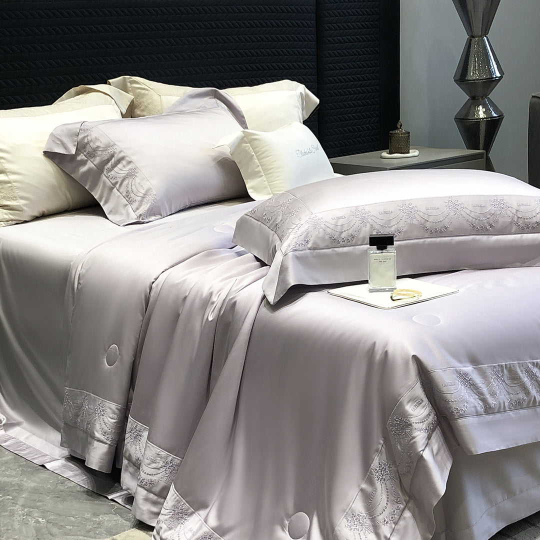 Satin duvet cover and pillowcase set with fine jacquard embroidery and hotel finish