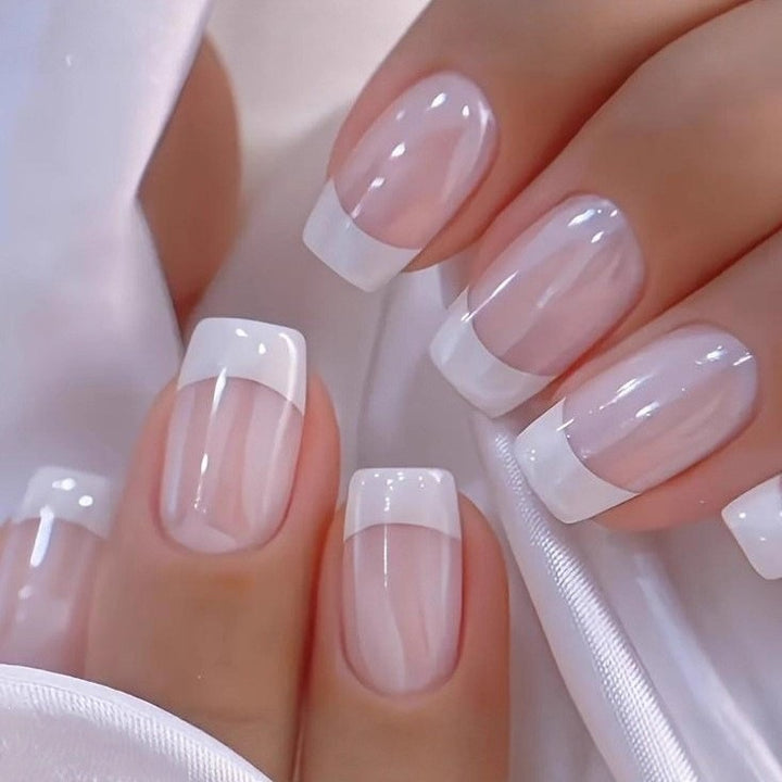 Artificial nail set with stylish French design and elegant shine Kalsten