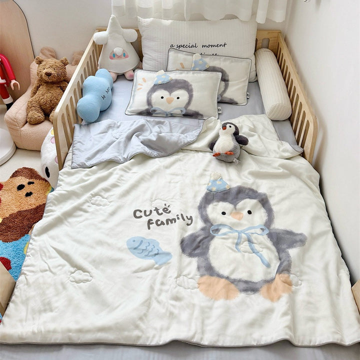 Reversible children's bedding set made of soft microfiber with large teddy bear print and quilted blanket