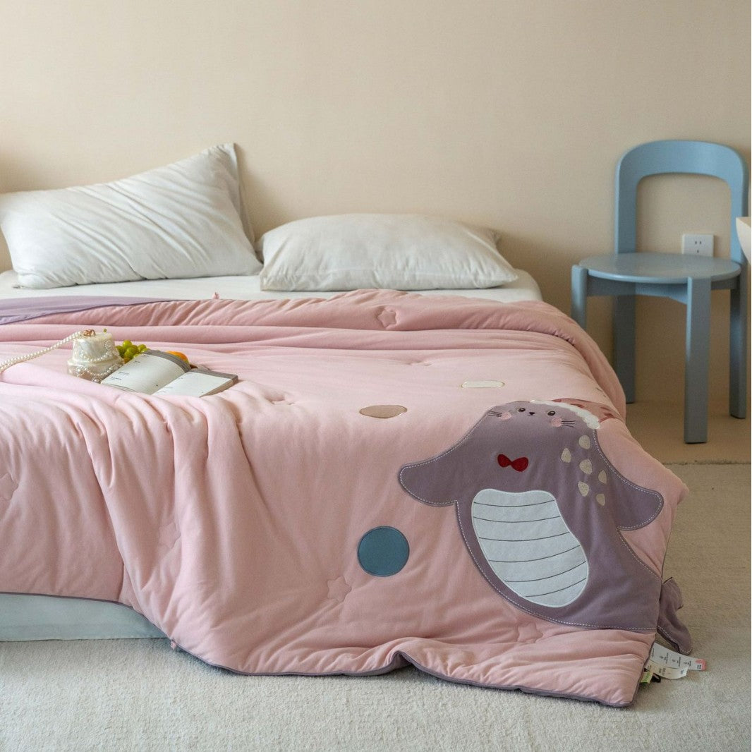 Children's quilt with cute bear appliqué and soft filling
