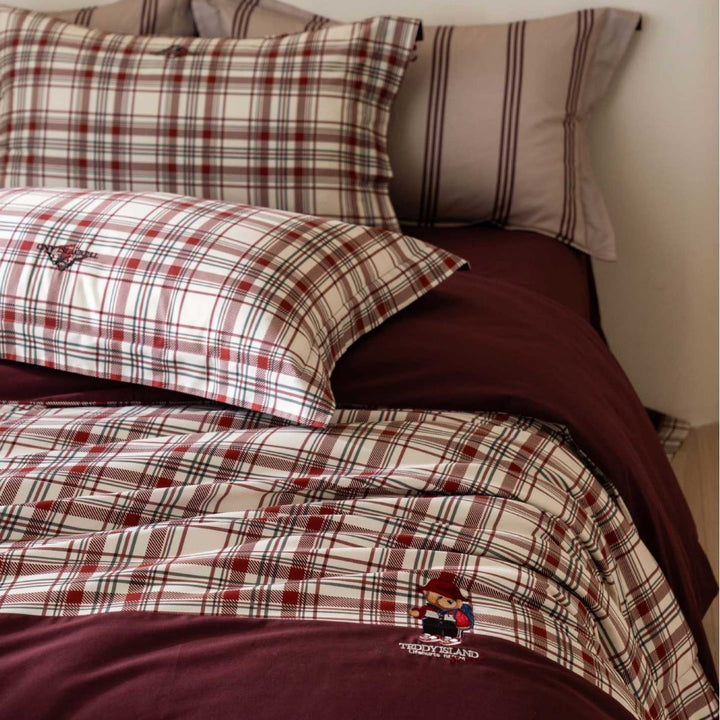 Checkered bedding set with reversible design and pillowcases