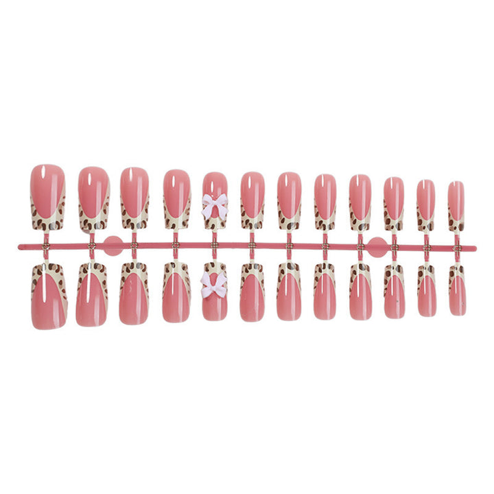 Nail set with elegant leopard accents and bow embellishments Kalsten