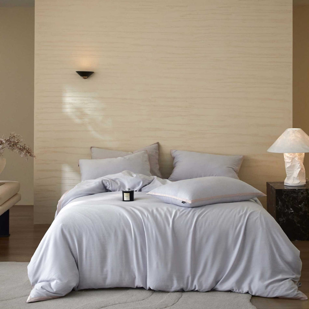 Stonewashed cotton bed linen set with contrasting piping and soft touch