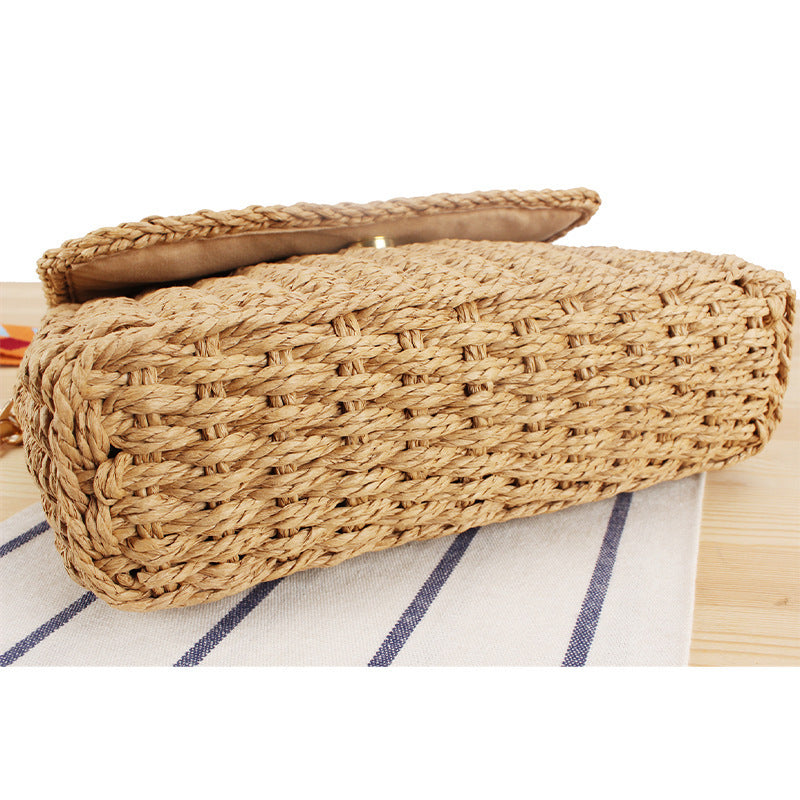 Shoulder bag made of hand-knotted natural material with decorative macramé elements Kalsten