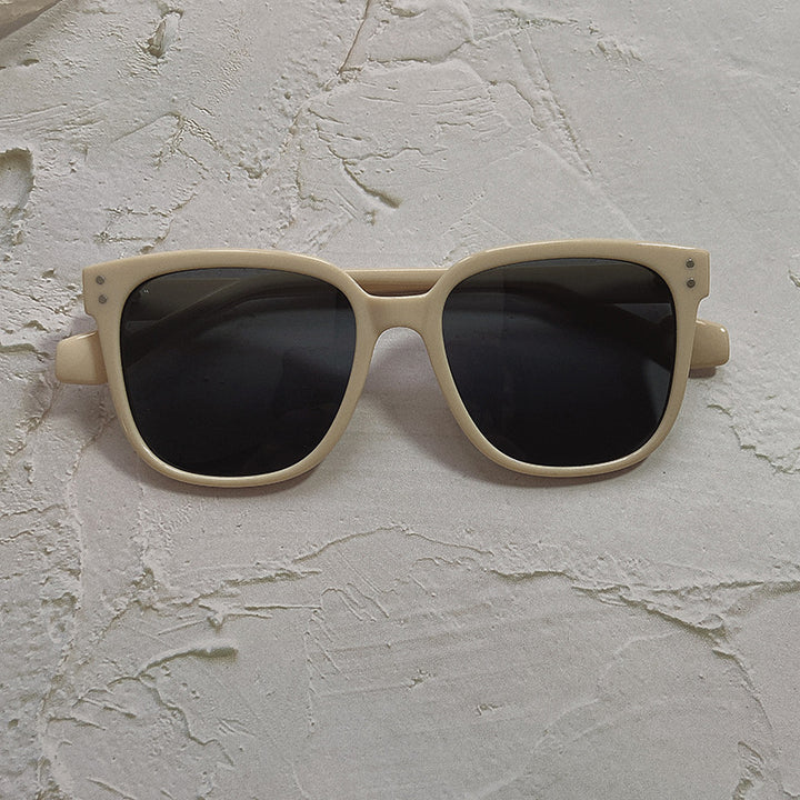 Fashionable Oversized Sunglasses in Contemporary Design Kalsten