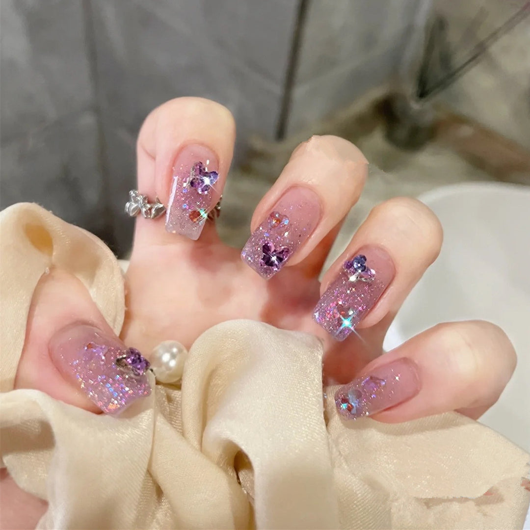 Glamorous artificial nails with glitter and floral accents Kalsten