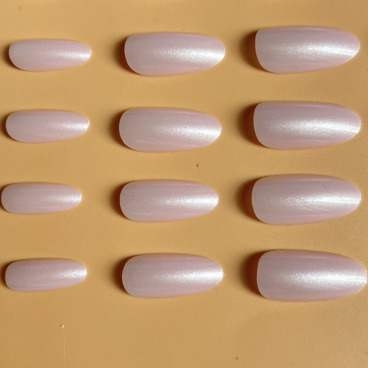 Elegant Almond Shaped Press-On Nail Extensions Kalsten