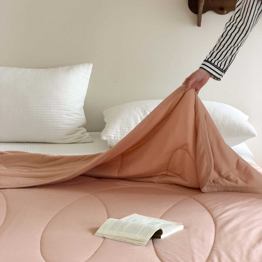 Reversible quilted bedspread with pillow covers made of breathable microfiber