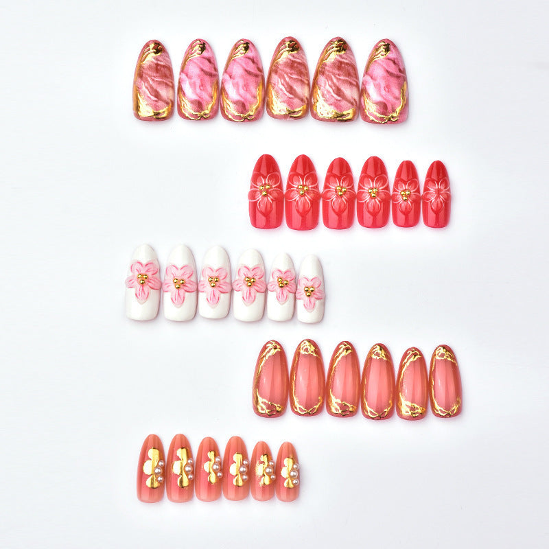 Artful nail tips with a floral touch Kalsten