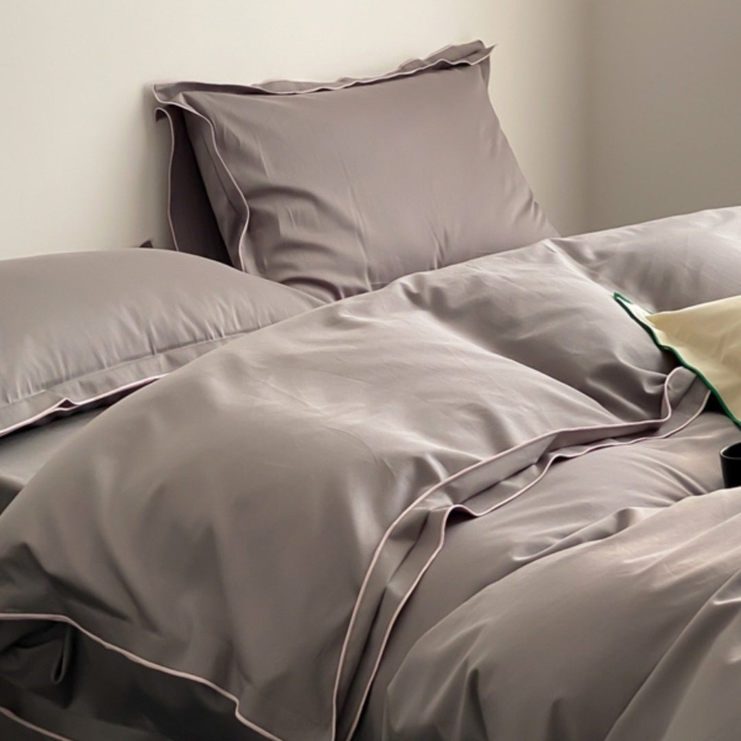 Bedding set made of cotton satin with fine piping