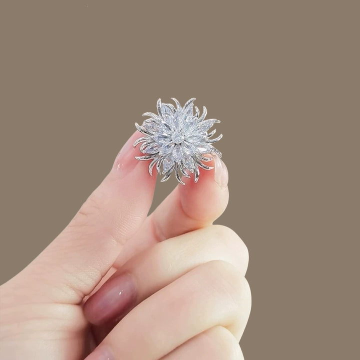 Elegant brooch with sparkling crystals Kalsten