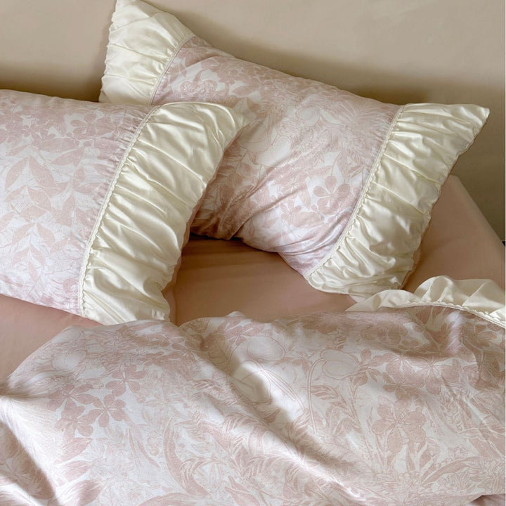 Luxurious jacquard bed set with ruffled border and silky touch