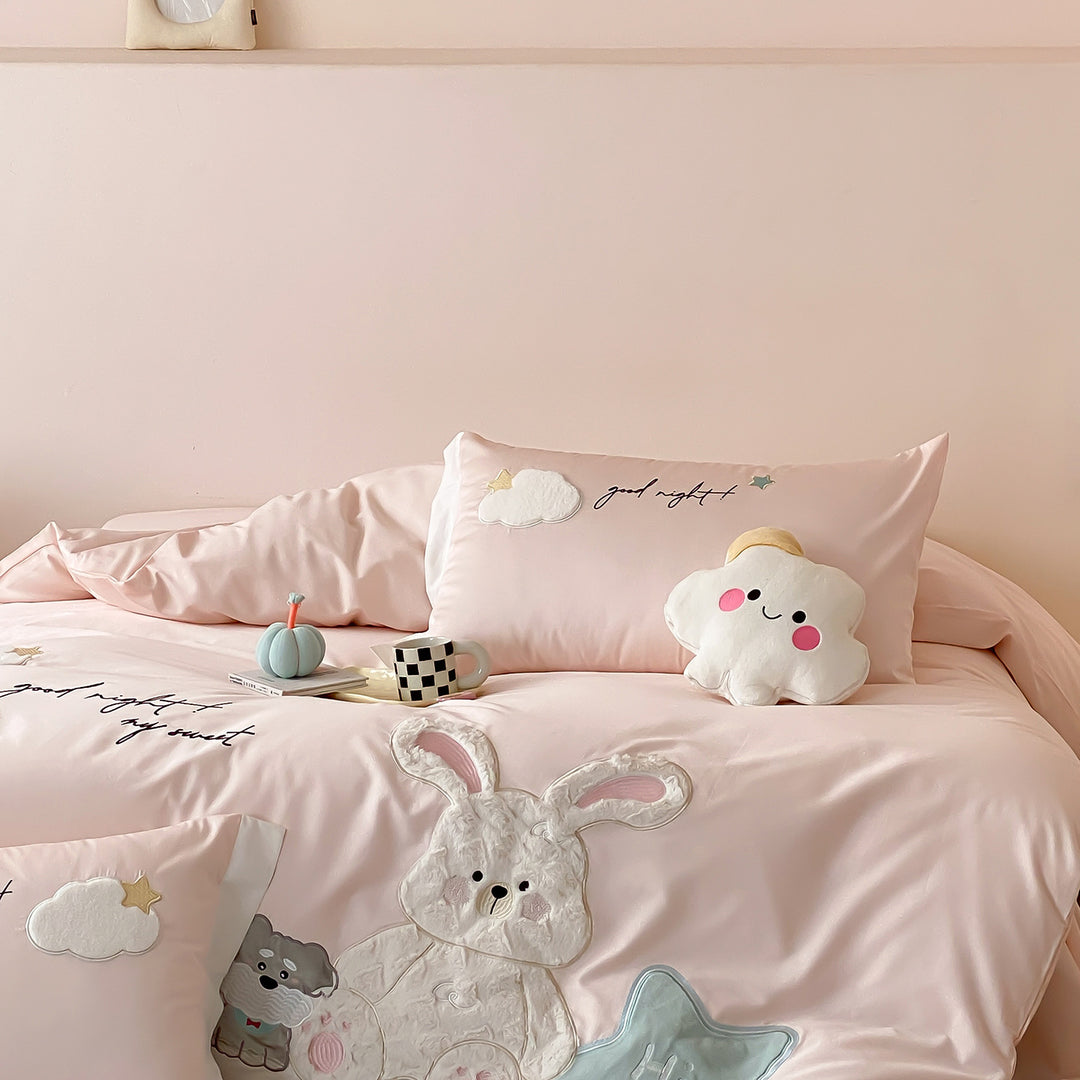 Children's bedding set with embroidered appliqués, satin look and cuddly motif