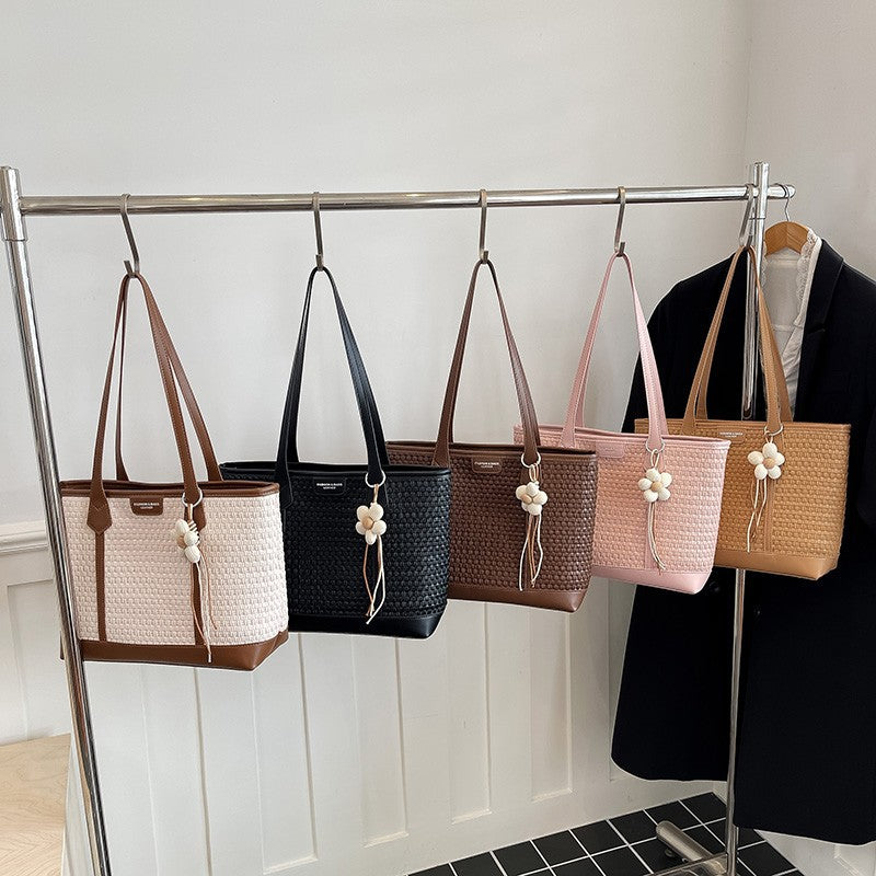 Fashionable tote bag with textured design Kalsten