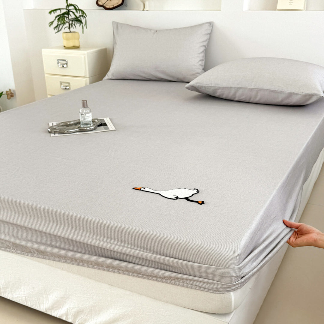 Jersey-fitted sheet with embroidered goose motif and extra-deep hem