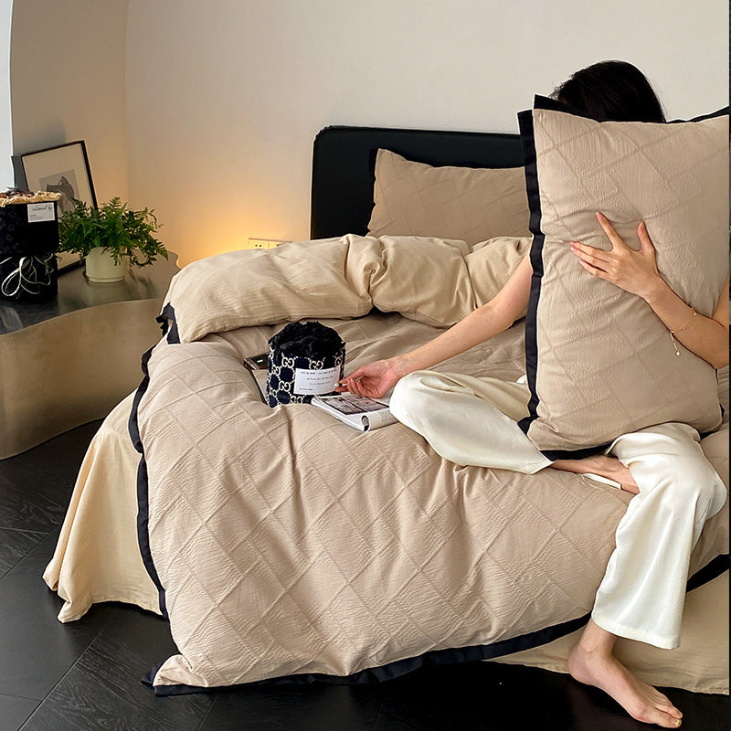 Padded duvet set made of cotton satin with contrasting piping edge