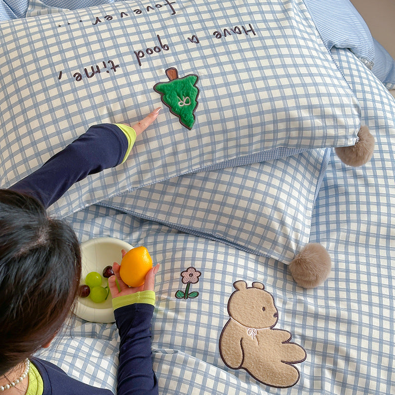 Children's bedding set made of cotton percale with check pattern, bear appliqué and pompom corners