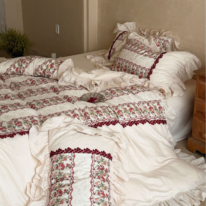 Romantic bedding set made of cotton-linen mix with ruffle edge & botanical border embroidery