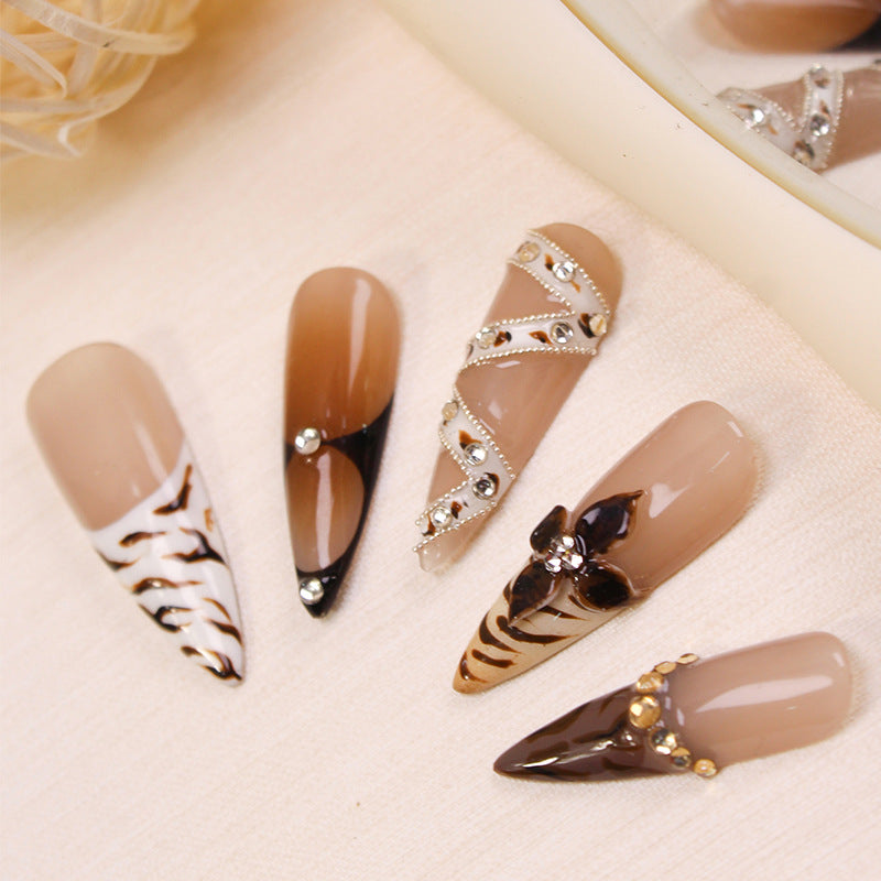 Artificial nails with extravagant designs and glitter accents Kalsten