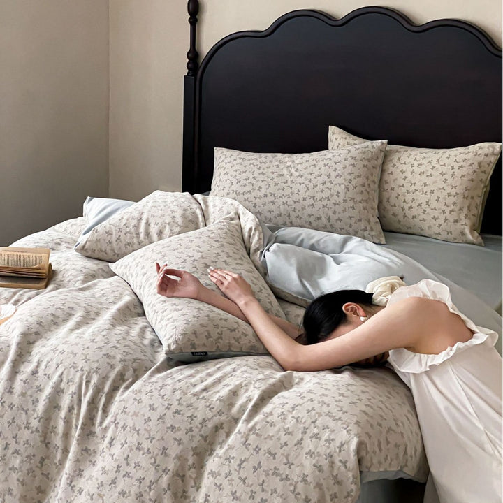 Bedding set made of cotton satin with delicate all-over floral pattern and reversible cover