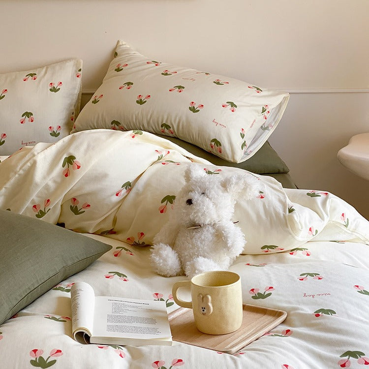 Cotton satin bedding set with playful strawberry all-over print and reversible blanket