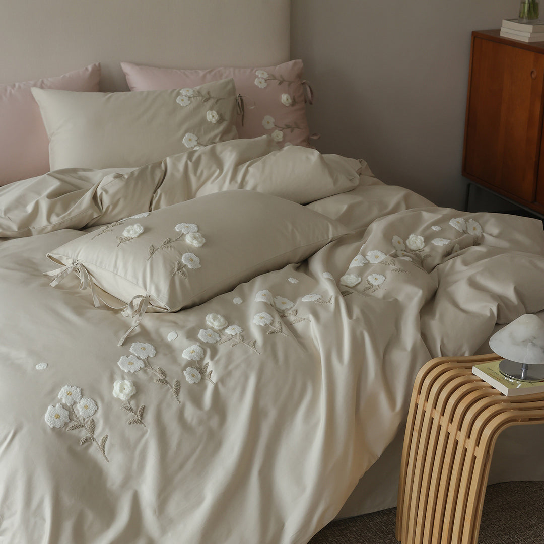 Luxurious embroidered bedding set made of cotton satin with pillow ties