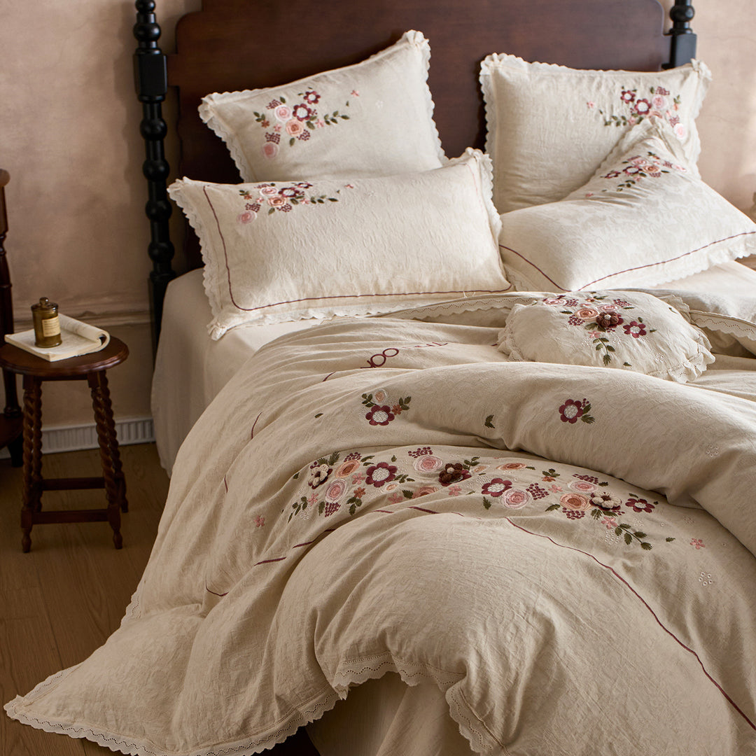 Romantic bedding set made of cotton-linen with floral embroidery and wavy hem