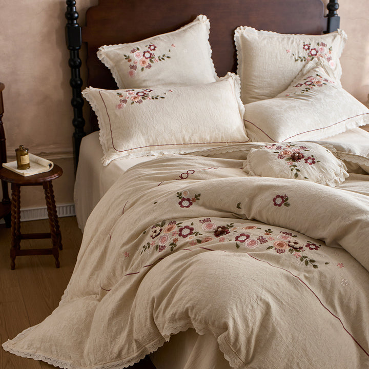 Romantic bedding set made of cotton-linen with floral embroidery and wavy hem