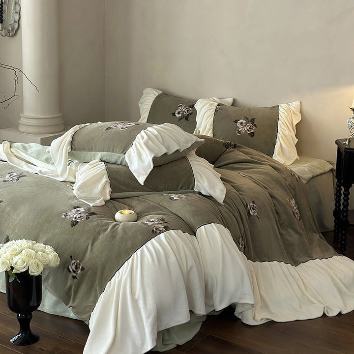 Samt-Optik bedding set with embroidered rose designs, frill and reversible function