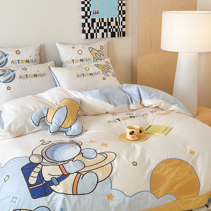 Children's bedding set with astronaut and star print, reversible function