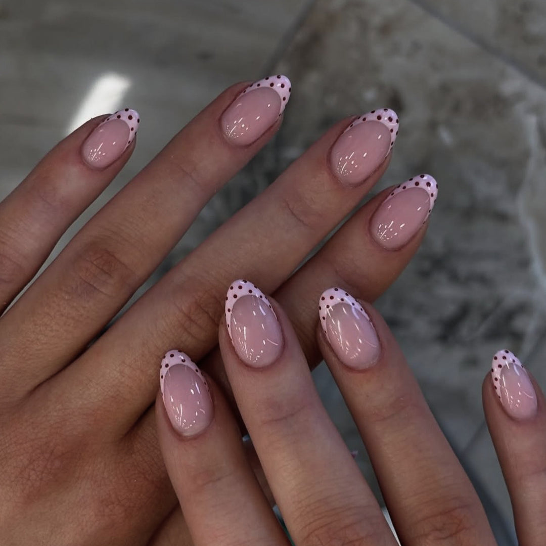 Artificial nail art with playful dots and bows Kalsten