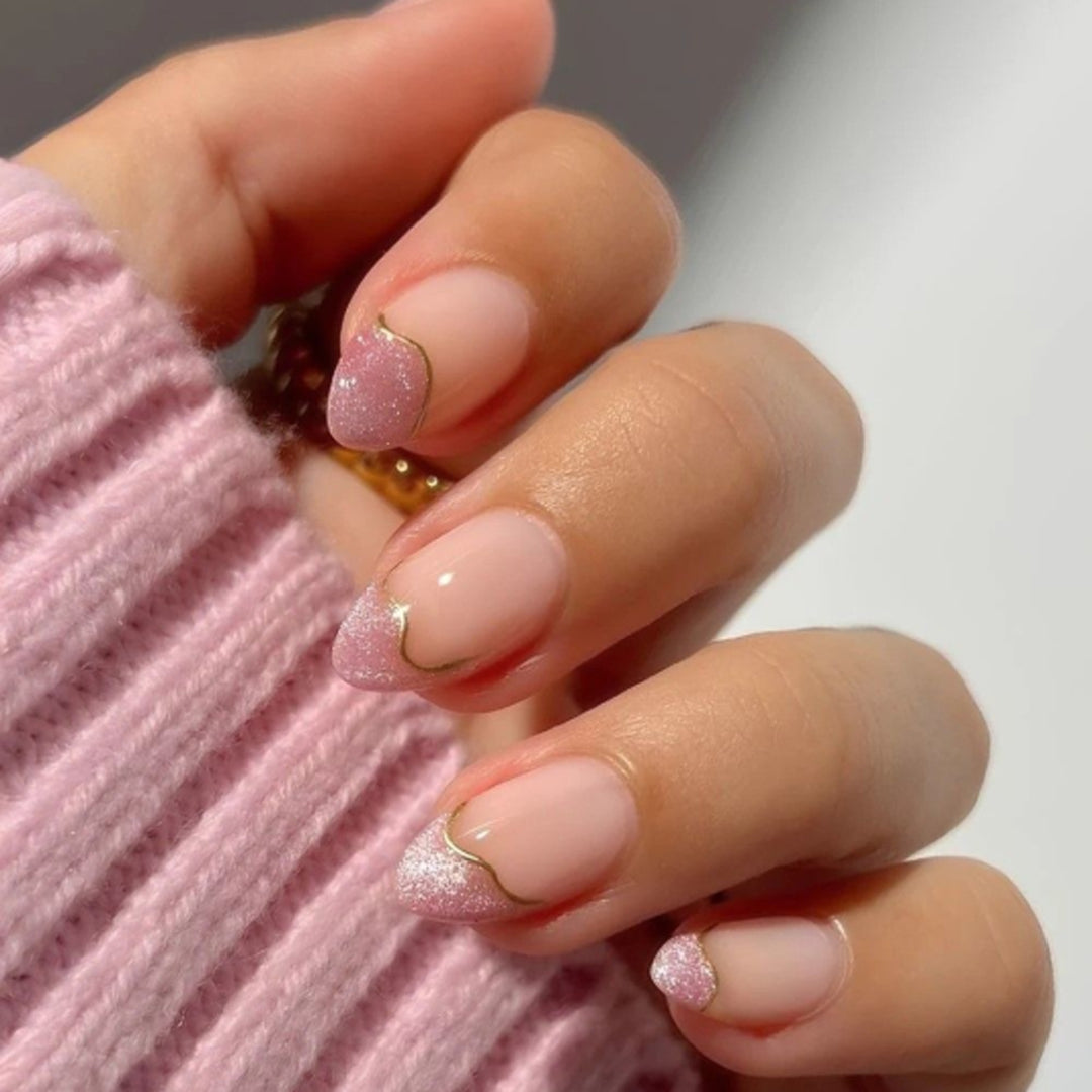Artificial nail art with playful dots and bows Kalsten