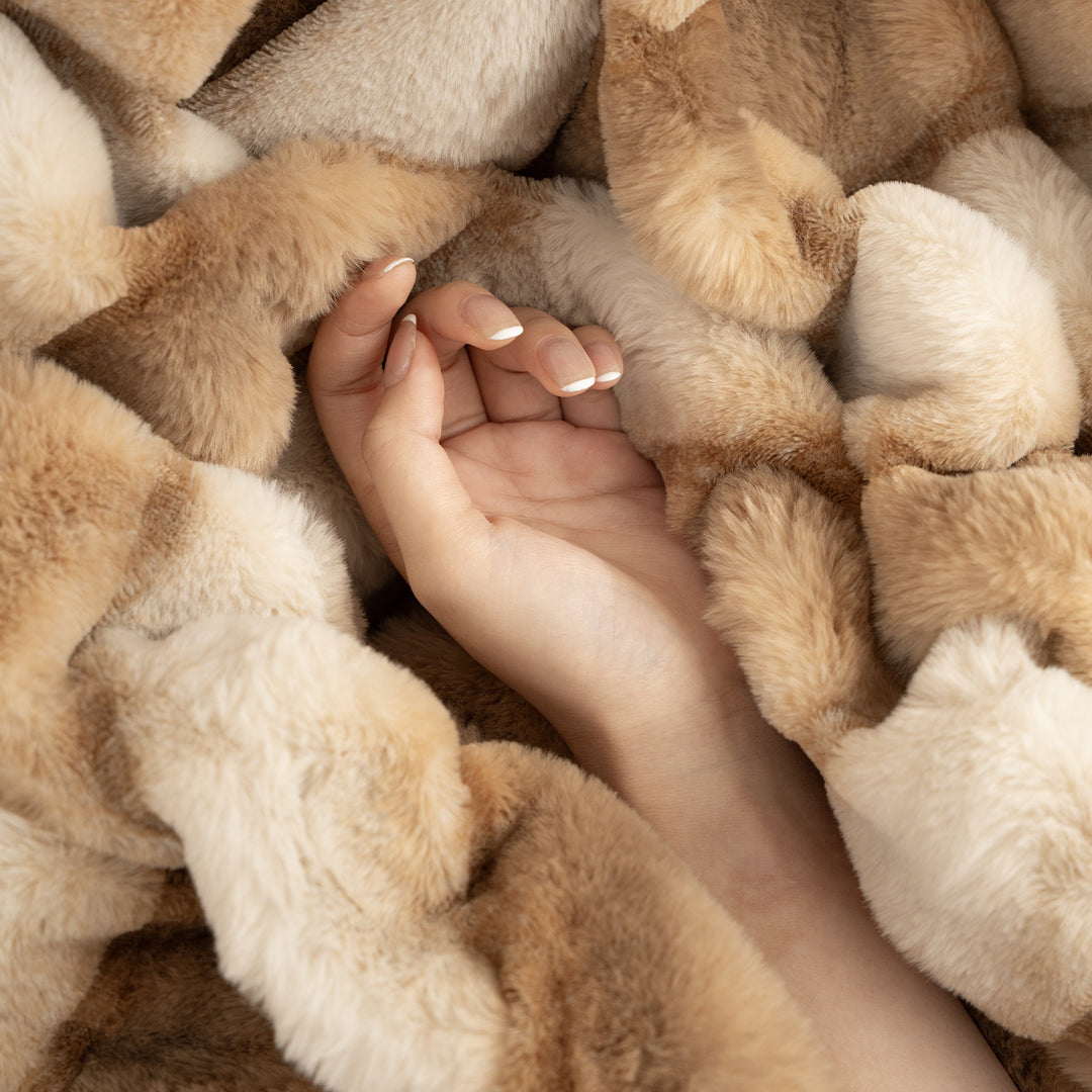 Luxurious cozy faux fur blanket with quilted relief pattern Kalsten