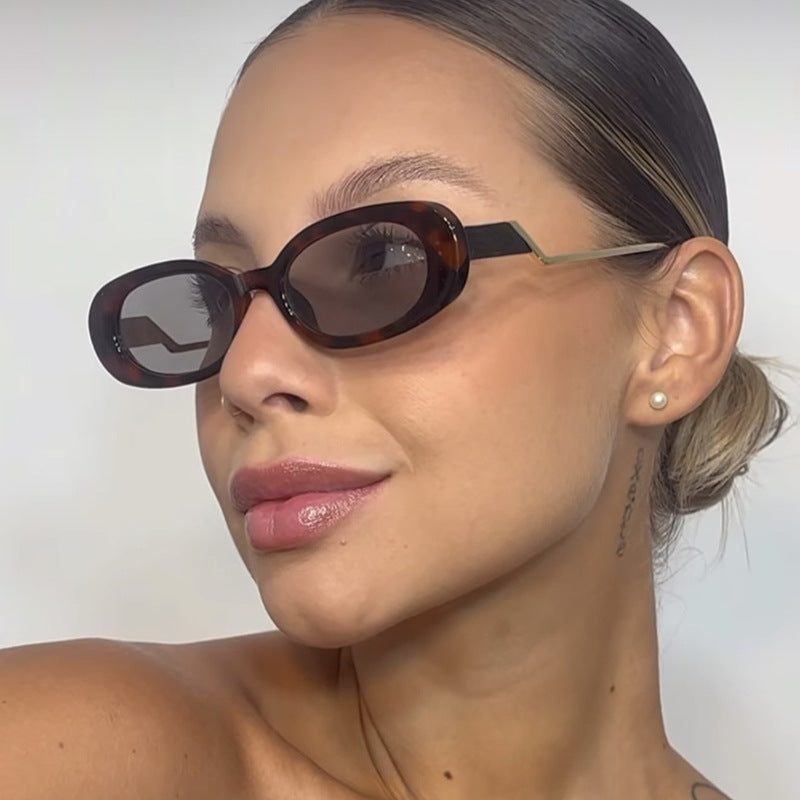 Women's retro-inspired sunglasses with contemporary design and striking frame Kalsten