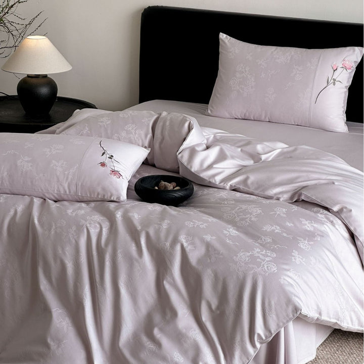 Premium-Jacquard-bed set with subtly embossed rose pattern and embroidered border
