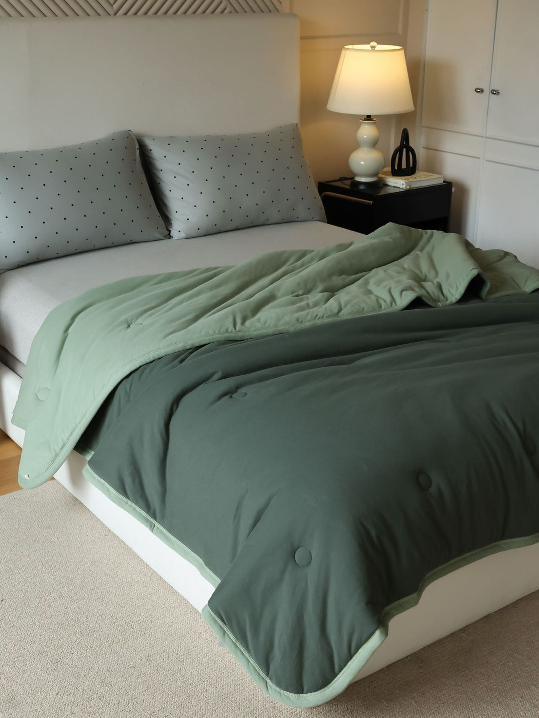 Ultralight climate-regulating quilted blanket with compact filling and cotton surface