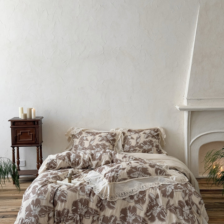 Lightly quilted cotton bedding set in country house style with lace ruffle and large floral motif