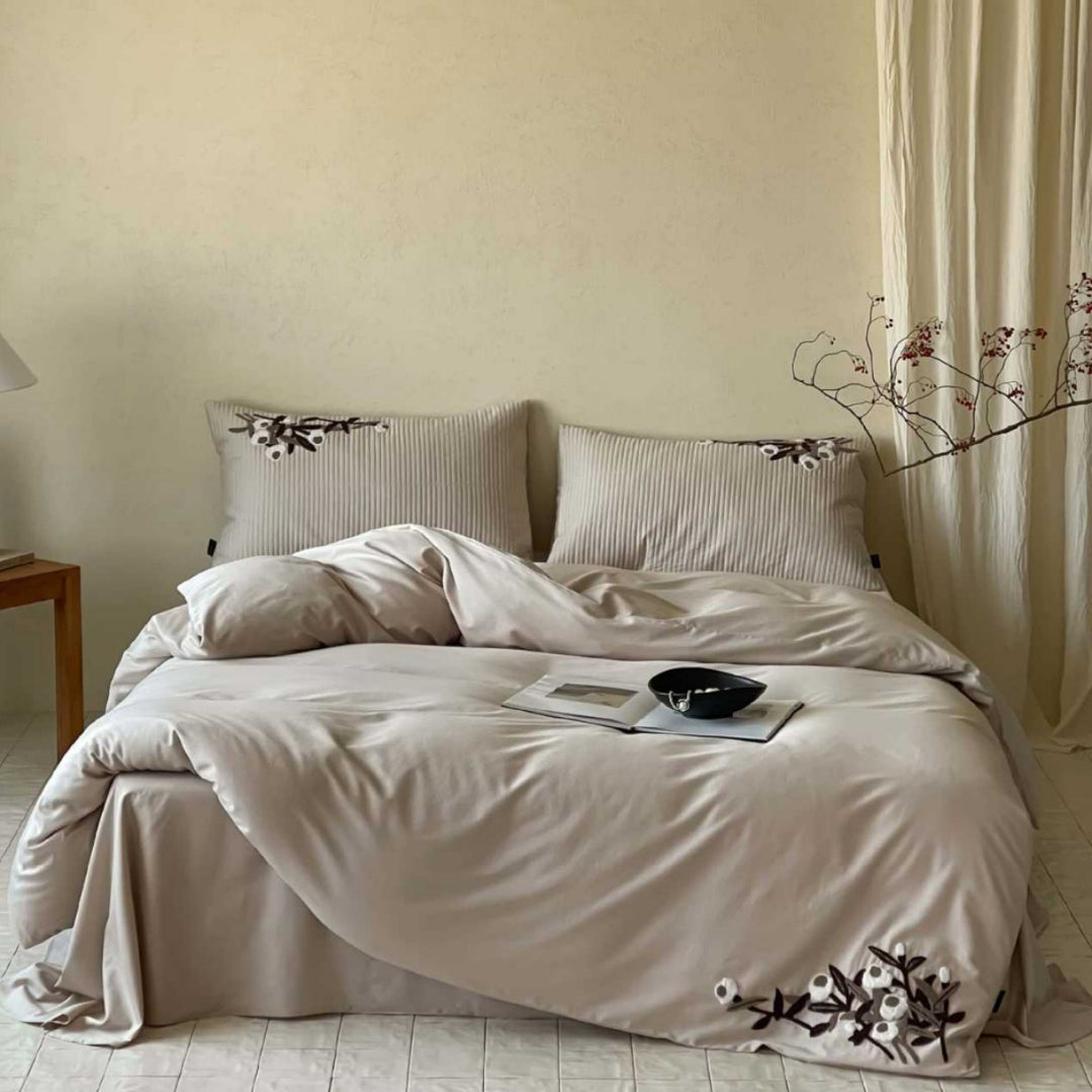 High-quality cotton Mako bedding set with subtle flower appliqué and ribbed pillowcases