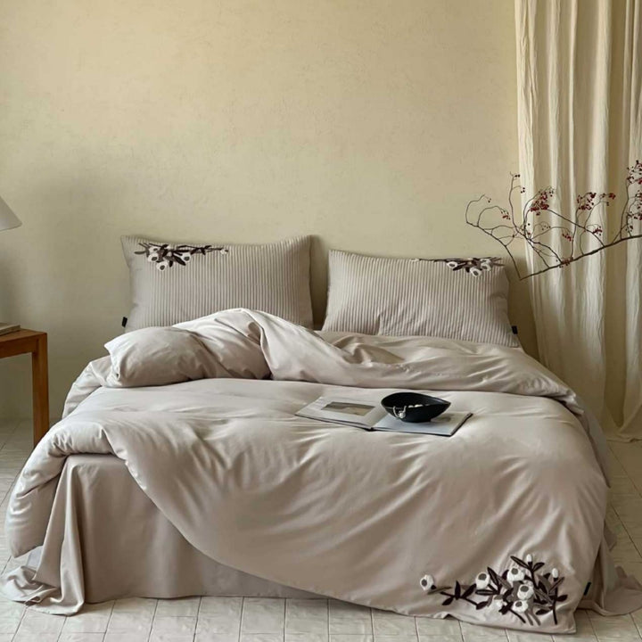High-quality cotton Mako bedding set with subtle flower appliqué and ribbed pillowcases