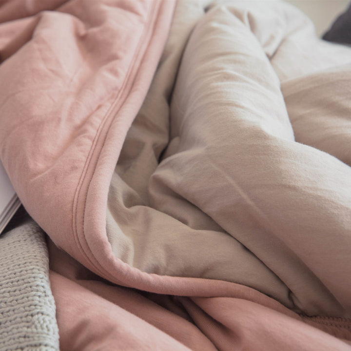 Ultralight climate-regulating quilted blanket with compact filling and cotton surface