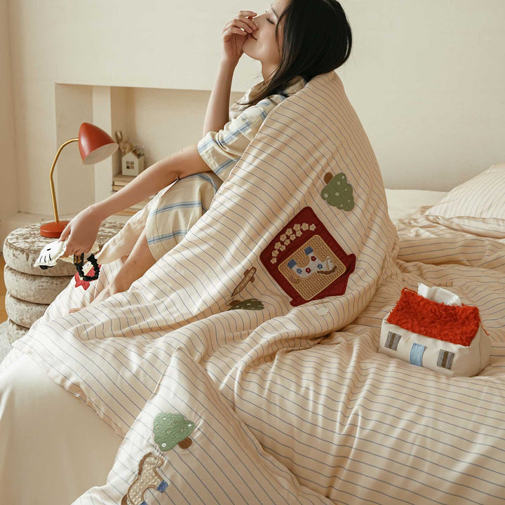 Child-friendly bedding set made of cotton percale with embroidered animal motifs