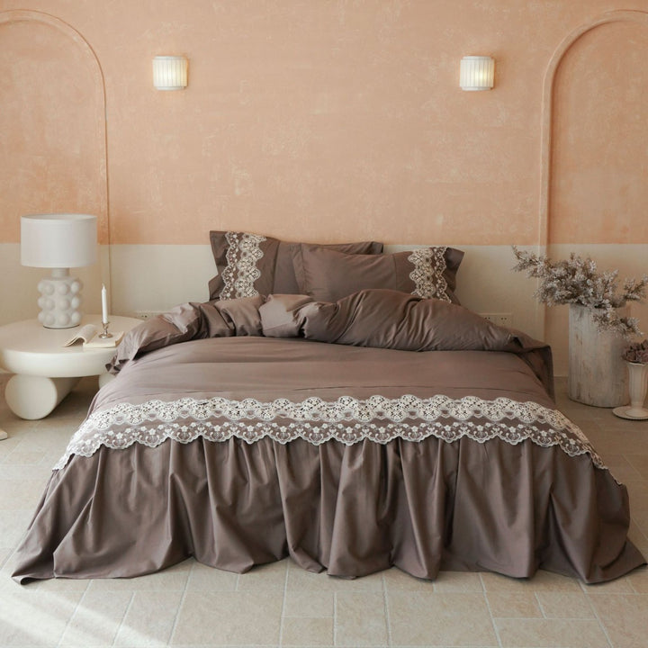 Bedding set made of cotton satin with lace trim and ruffle