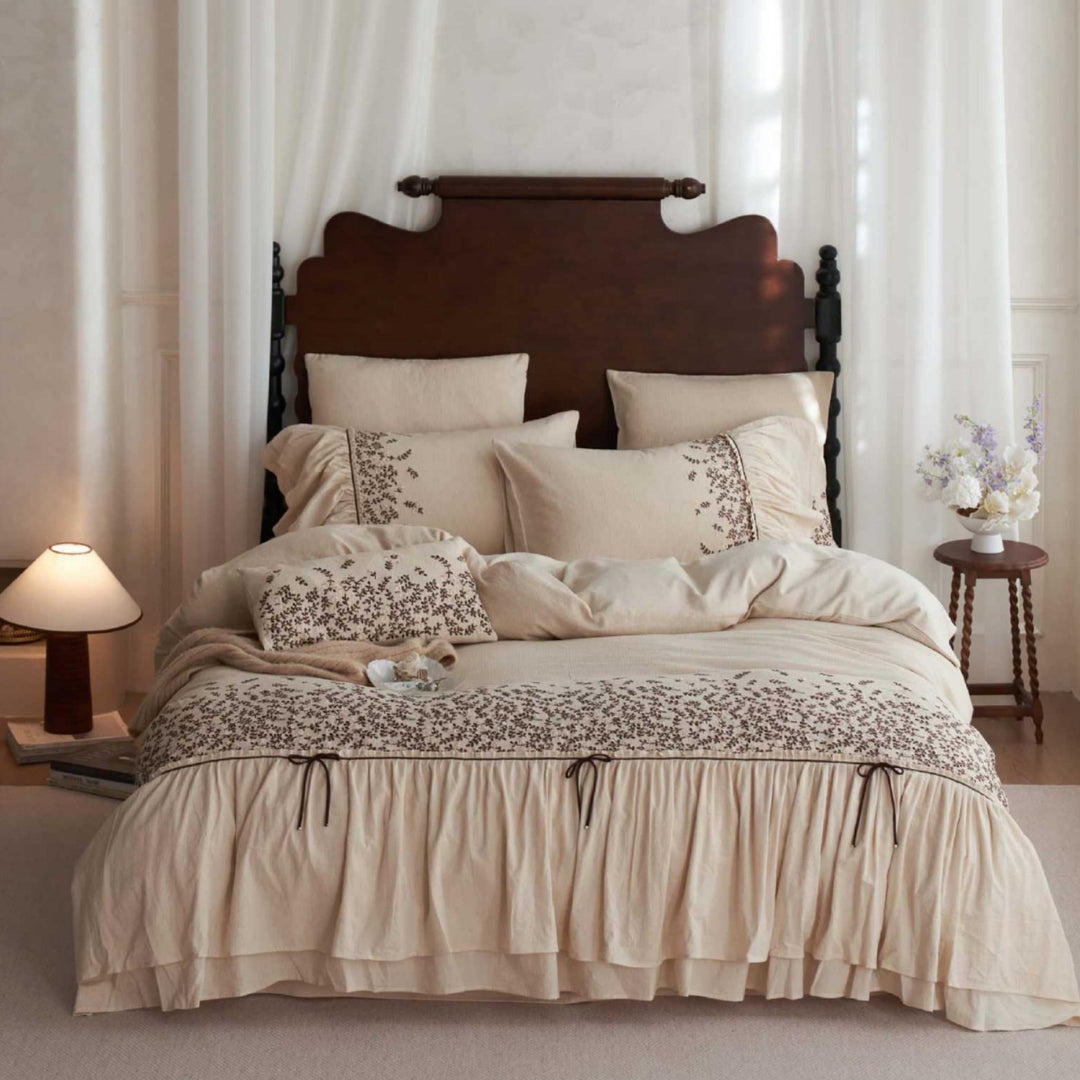 Bedding set with tiered ruffle, fine decorative seam and butterfly motif