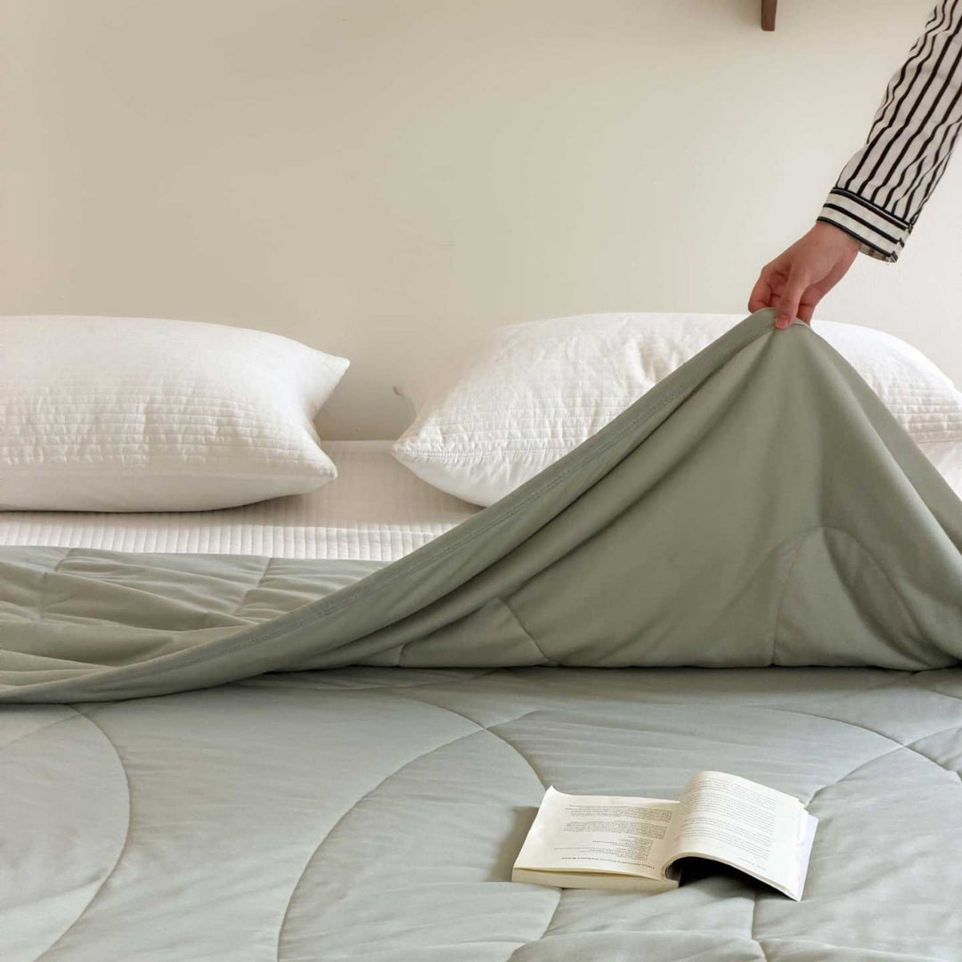 Reversible quilted bedspread with pillow covers made of breathable microfiber