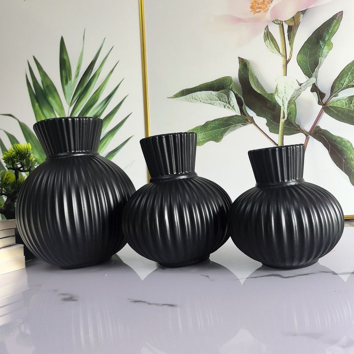 Elegant Ribbed Ceramic Vase Kalsten