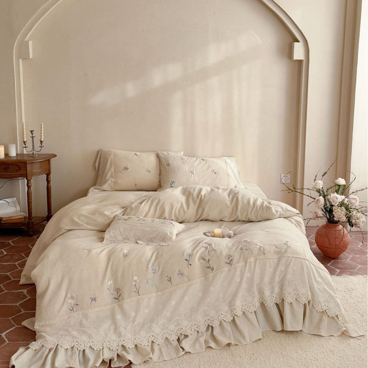 Bedding set made of cotton-linen with floral embroidery, ruffles & lace
