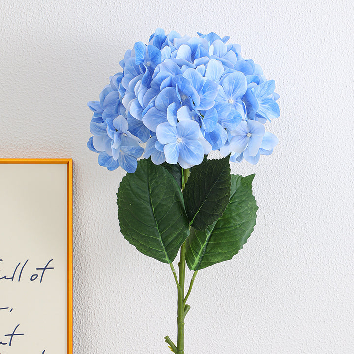 Artificial hydrangea bouquet with detail-loving flowers