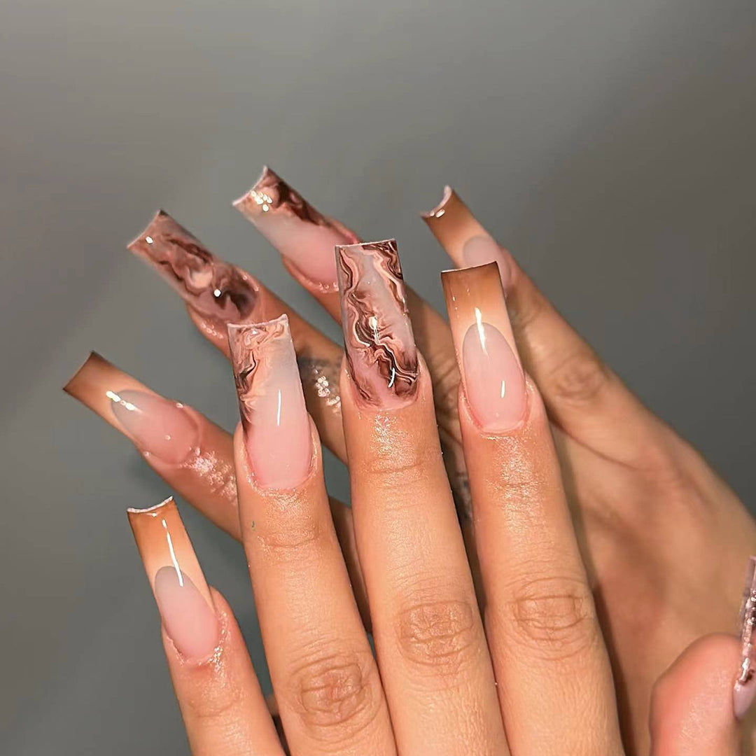 Artistic and elegant gel nails Kalsten